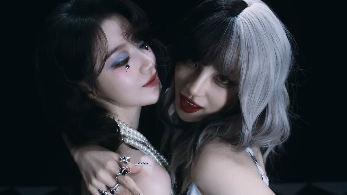 oderuni's tweet photo. this two ladies together are my new roman empire   
#gile #yuqi https://t.co/yIKusucoE3