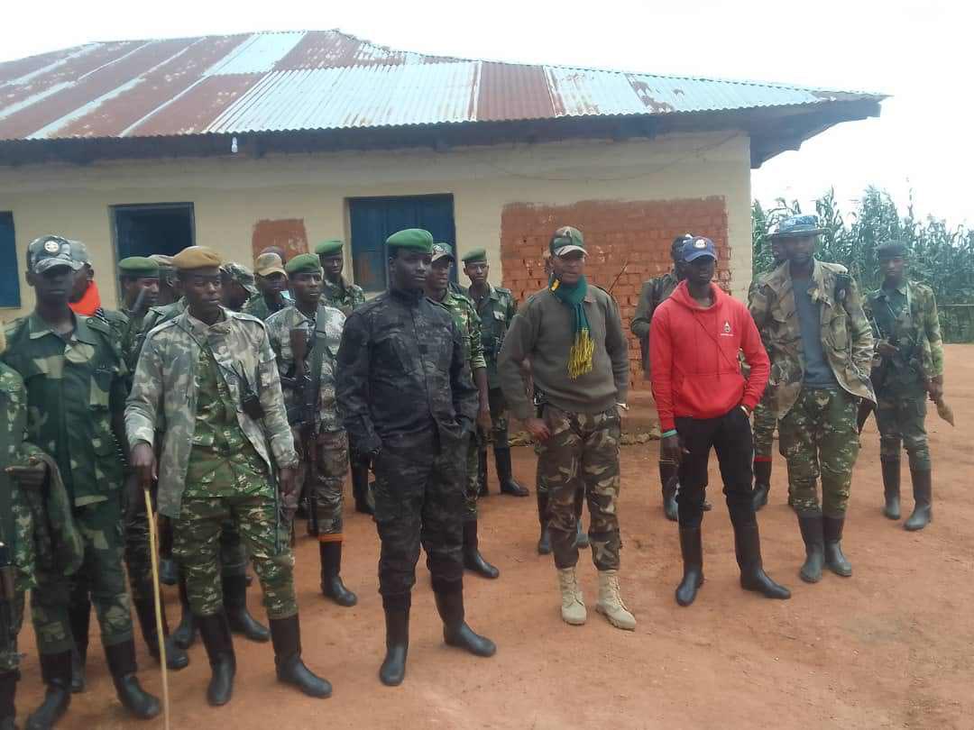 SugiraMireille's tweet photo. Les amis, voici le lion de #Rurambo, le cauchemar d'#Imbonerakure de @GeneralNeva, Afande Makanika en personne. Ici, auprès des siens avec son teint naturel sans #Tchoko, aussi beau que le bois Wenge.
#Twirwaneho 💪🏽 https://t.co/nSYFOicfEH