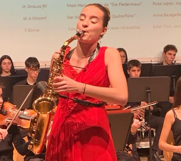 estelvica54's tweet photo. 🏆🎷 Molt agraïda i emocionada d'haver aconseguit el primer premi al concurs "2023 Young Artist Competition" organitzat per ISA "Internacional Saxophone Academy" dels Estats Units d' Amèrica! 🇺🇸
ISA, Perfil instagram  https://t.co/M9L99slbg8 https://t.co/RzkKG1IUNE