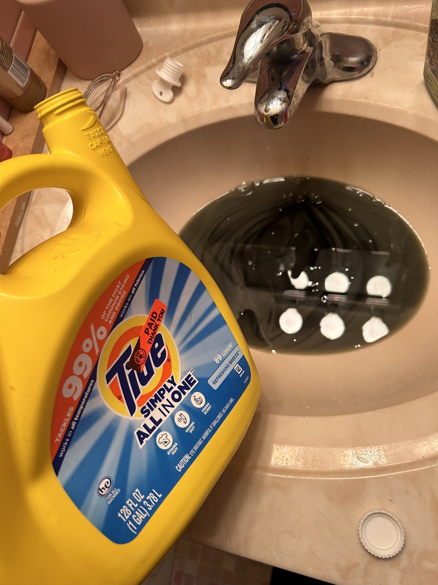 wokeboard's tweet photo. your chat is closed, why is my tide black? @tide https://t.co/0EcBVsaAcX