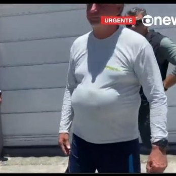 NP__Oficial's tweet photo. 🚨 Exclusivo: l Bolsonaro engole Carluxo no momento da visita da PF: 'Ele não está aqui' https://t.co/hwvBGIdvEb