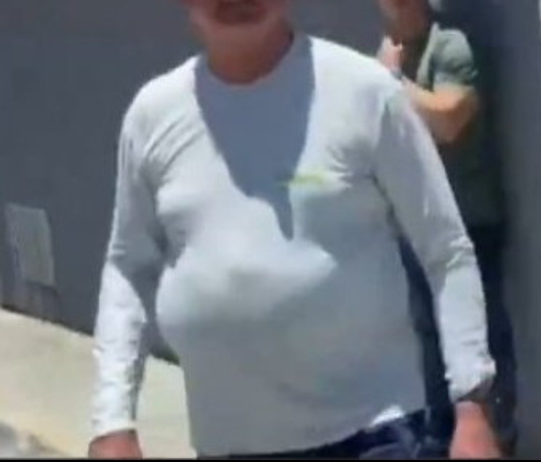 NP__Oficial's tweet photo. 🚨 Exclusivo: l Bolsonaro engole Carluxo no momento da visita da PF: 'Ele não está aqui' https://t.co/hwvBGIdvEb