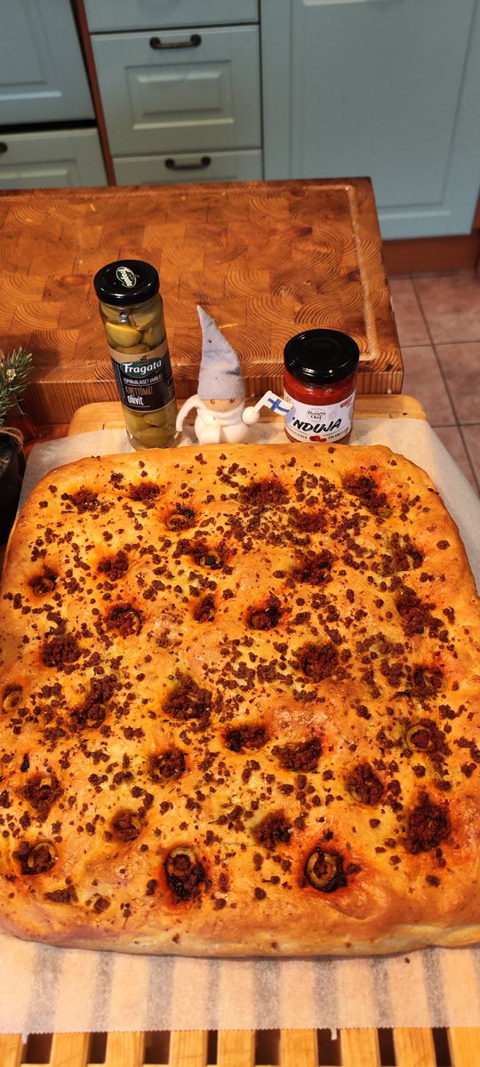 HekkeHeiskanen's tweet image. Vaalipäivän leipä Ndujaporofoccacia savustetun lohen kaveriksi👌♥️👌
#foccaciabread #nduja #poro #foccacia #oliiviöljy #oliivi
#presidentinvaalit2024