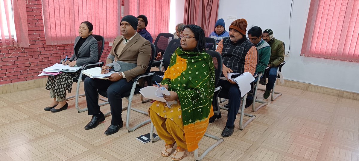 dcjamtara's tweet image. आज आपूर्ति विभाग अंतर्गत संचालित #NFSA योजना के तहत #PHH एवं #AAY, #PVTG डाकिया योजना, #JFSS योजना के तहत ग्रीन राशन कार्ड के अलावा धान अधिप्राप्ति, सोना सोबरन धोती साड़ी योजना एवं पेट्रोल सब्सिडी योजना की समीक्षा कर आवश्यक बिंदुओं पर संबंधित को दिशा निर्देश दिया।