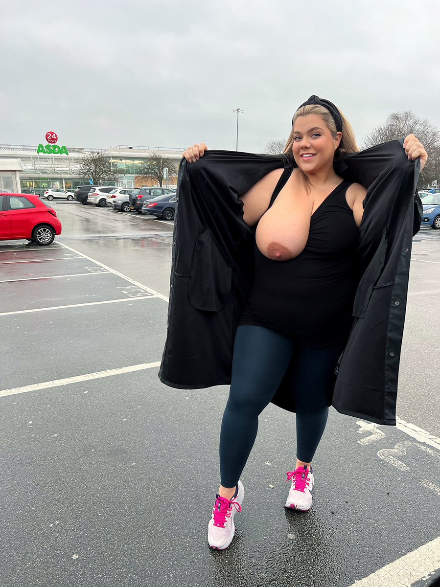 Comment ‘yes’ for more public pics 🤭 https://t.co/1sOFmqM3XR