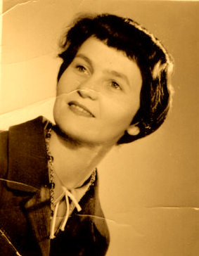 paroles_la's tweet photo. Jeannette Maçon n'avait pas 20 ans qu'elle taillait les uniformes du maquis du Cheylard, cachait des armes, se jouait de la Gestapo. Son futur mari André et son frère Loulou, fusillé en 1944, étaient ses camarades dans l'ombre. Elle les a rejoints samedi dans l'éternité. 100 ans. https://t.co/dRCQ5rRmpn