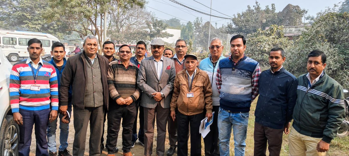 CmdUppan's tweet photo. Review Meeting of Varanasi Unit was conducted by Sh. Prakash.D, IPS, CMD UPPAN at Benares today...
Cash Rewards were given to Support Staff in recognition of their hardwork...
#UPPoliceAvasNigam
@Uppolice 
@myogiadityanath https://t.co/SwKs18uJkk