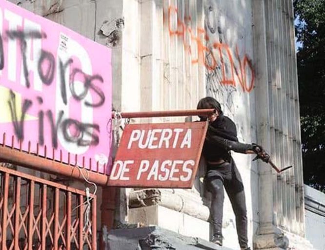 Beto_Murrieta's tweet photo. Los antitaurinos hicieron pintas, lanzaron líquidos y objetos, vandalizaron la puerta 6, insultaron a los aficionados, provocaron un caos vial y retrasaron el inicio de la corrida, ayer en la Plaza México. Lo dicho: se vale diferir pero sin ofender, violentar e incitar al odio. https://t.co/D43GIgZQGU
