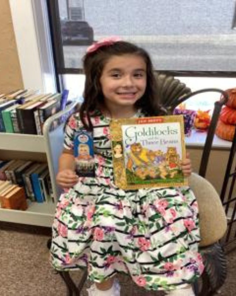 Young girl Austyn finding a golden bookmark from Dolly Parton's Imagination Library may remind us of Charlie and the Chocolate Factory, but it's her love for the books that's truly remarkable. #MondayMotivation