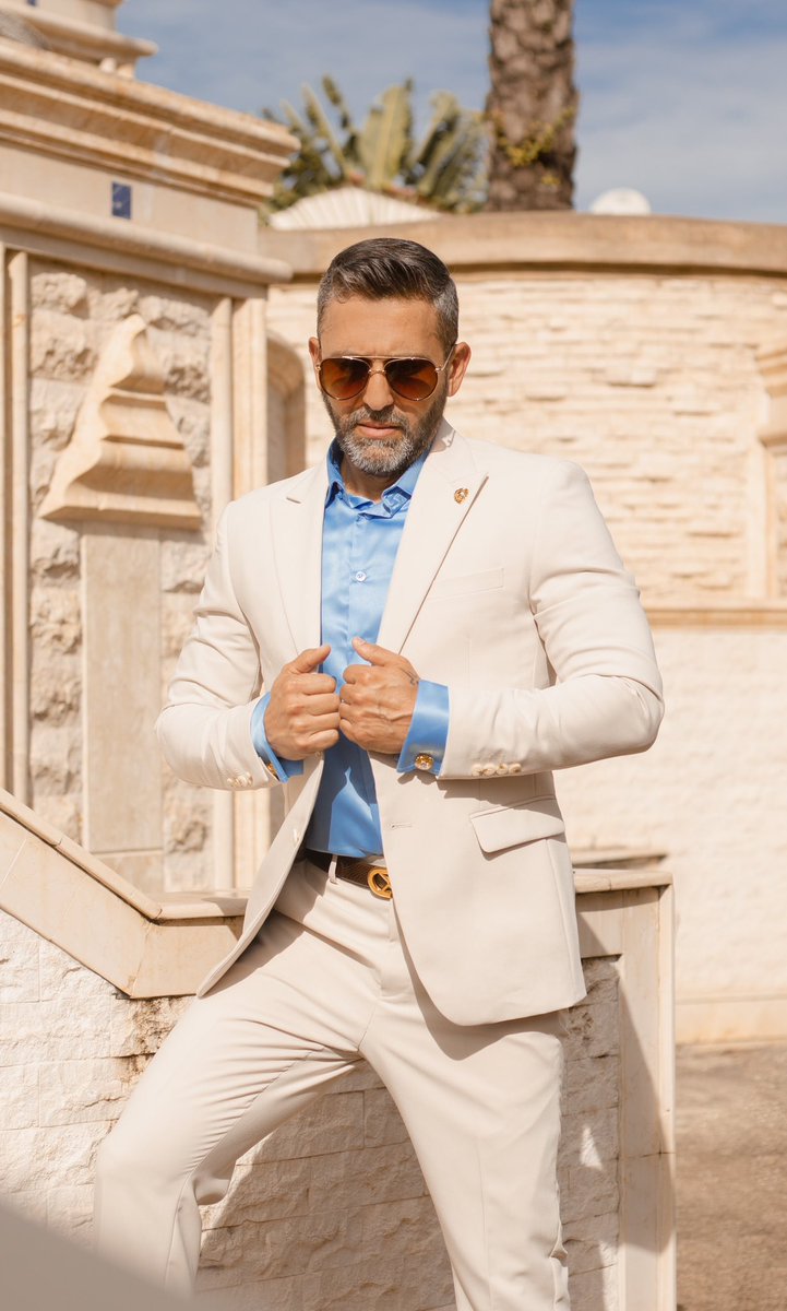 Nuestro desert beige suit ideal para usar en verano, es de uso exclusivo para los días de sol.

#venezolanos #entrenosotros #RoyalRumble #Tiburones #Temblor