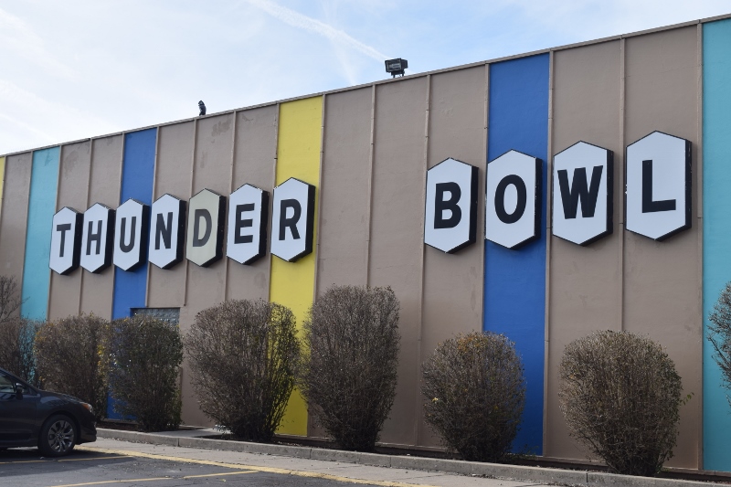 A 34-year-old man is in critical condition after being shot multiple times at an Allen Park bowling alley on Saturday night. Detectives are developing probable cause to identify the shooter and obtain an arrest warrant. #crime #CrimeWatch #Police wp.me/pd2U47-1EfM
