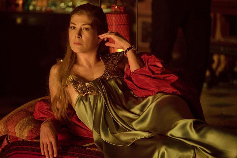 Rosamund Pike talks 'Saltburn', 'Gone Girl' and hiding beneath her characters 'For a long time people couldn’t pin me down' screendaily.com/features/rosam…