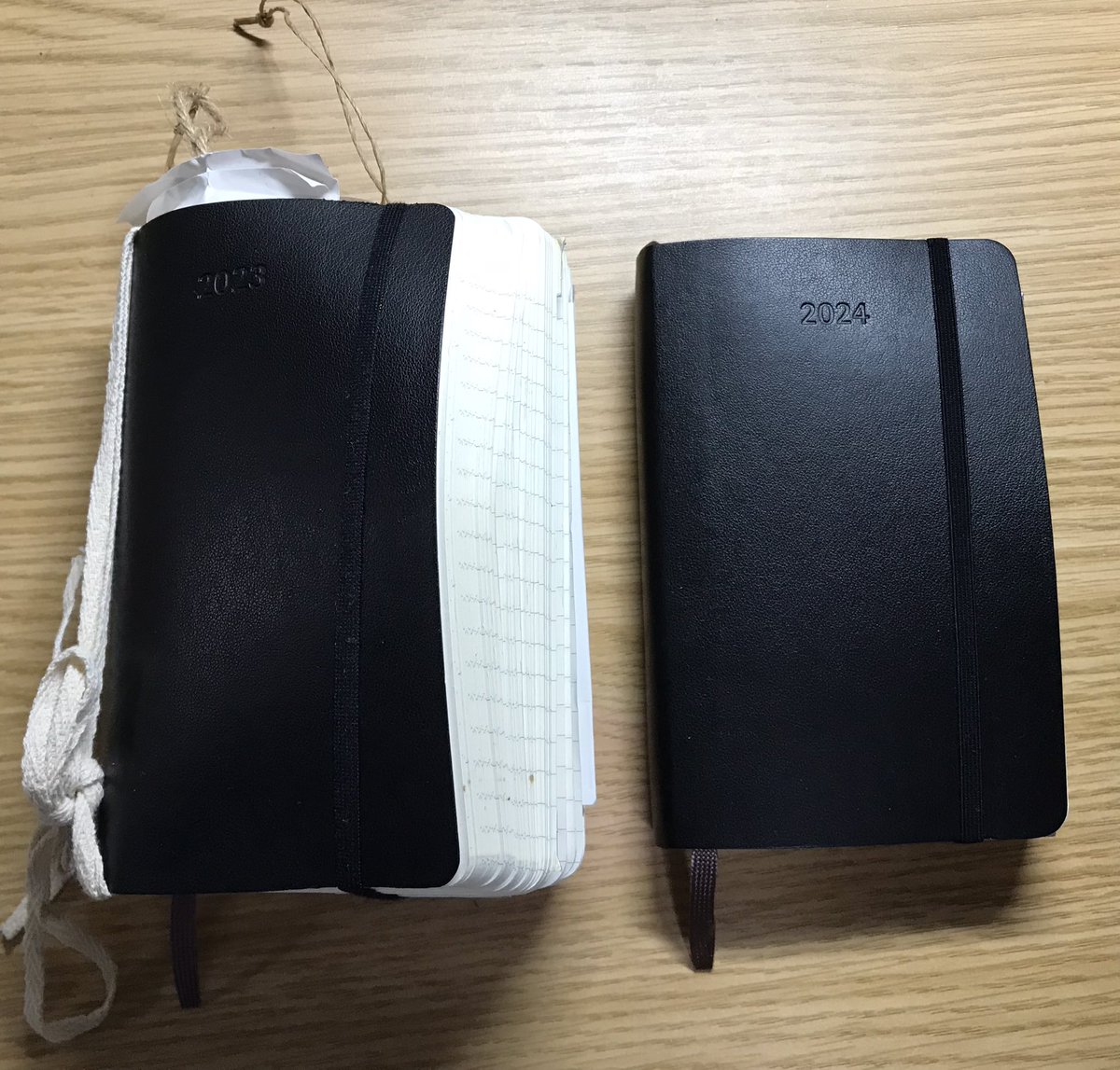 Treasure_Table's tweet photo. 23年のデイリーダイアリー(左)と24年、今年の(右)です。
#Notebookers #モレスキン #手帳ゆる友 https://t.co/80QmpGoxpv