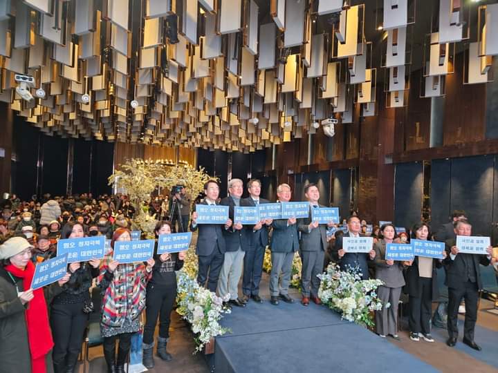 #개혁미래당!
#개미당!

개미는 이기심 없는 마음과 공동체를 위한 협력, 근면과 성실, 절제와 균형을 상징한다.

이 작은 개미의 놀라운 능력은 절구통도 들어올린다는 속담을 만들었다.

이 개미들이 바글거리는 세상이 무엇을 어떻게 바꿀지 누가 알겠는가?