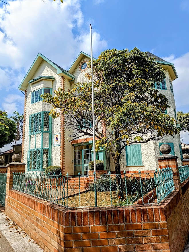 ProfeSpitaletta's tweet photo. La casa Walsingham, en la esquina de Balboa con Belalcázar, en el patrimonial barrio Prado, de Medellín. https://t.co/Zq58oRjEQf