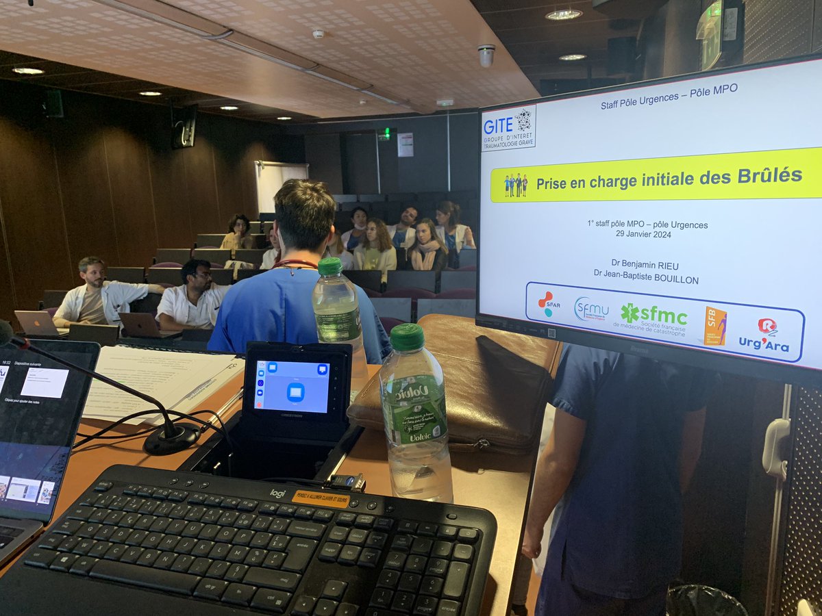 1er staff conjoint DESMU et DESAR au @CHUClermontFd sur le thème des brûlés graves organisé par le Pôle Urgences et le Pôle MPO. Moment riche en échanges et partages autour de 2 dossiers cliniques entre nos 2 spécialités. @sfmujeunes1 @SFARJeunes