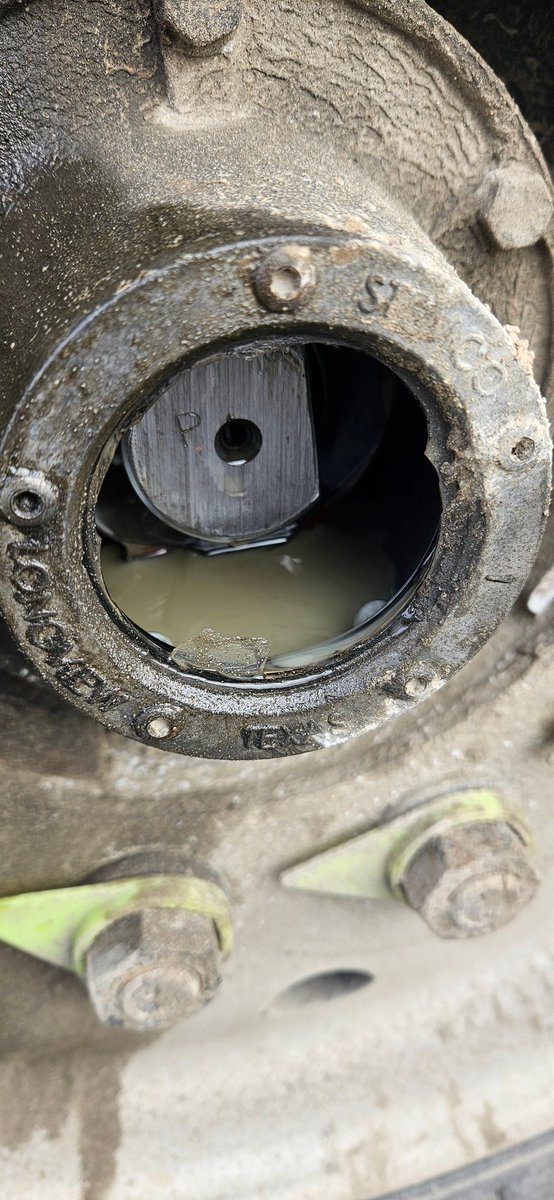 Here is another example of why you should have a walk around your truck during the day. Something may have changed since you did your pre trip. This truck is now out of service. <a href="/HaltonPolice/">Halton Police</a> <a href="/CVSA/">CVSA</a> ^MD