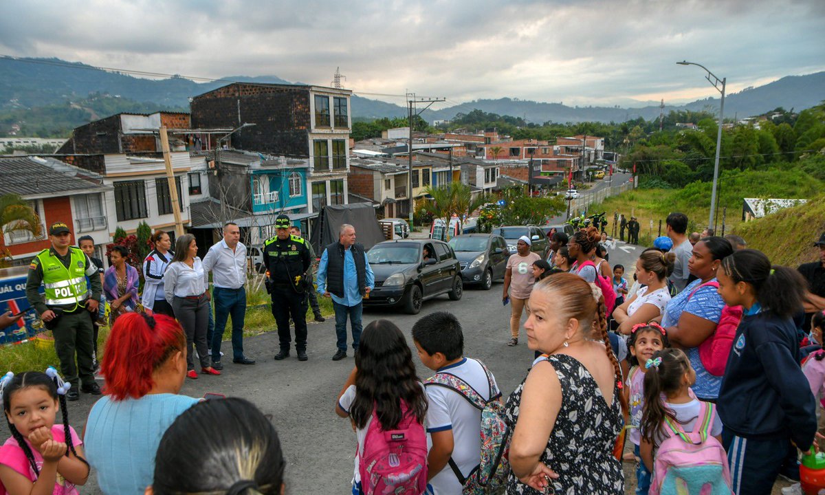 robertoDdas23's tweet photo. Iniciamos con normalidad el regreso a clases en Dosquebradas
Hoy se realizó recorrido por diferentes planteles educativos con el programa Todos a la escuela en Dosquebradas 🤓📚 https://t.co/IO1Qn1tdMv