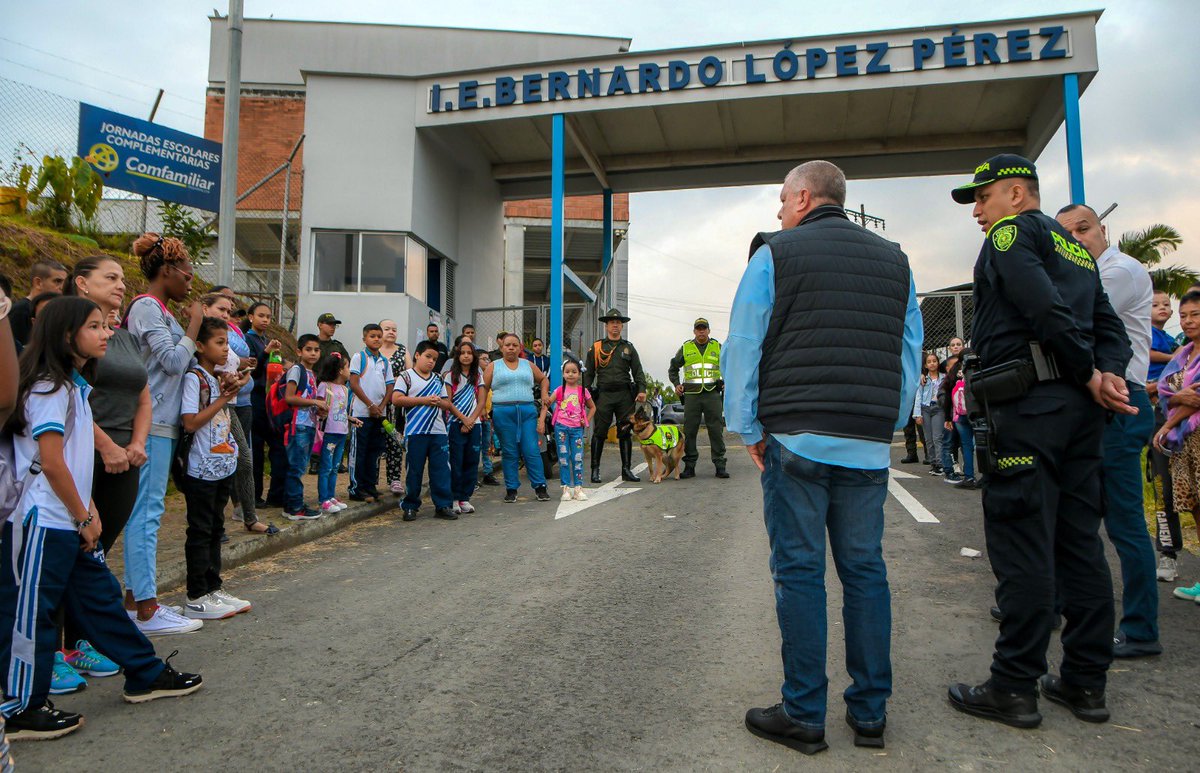 robertoDdas23's tweet photo. Iniciamos con normalidad el regreso a clases en Dosquebradas
Hoy se realizó recorrido por diferentes planteles educativos con el programa Todos a la escuela en Dosquebradas 🤓📚 https://t.co/IO1Qn1tdMv