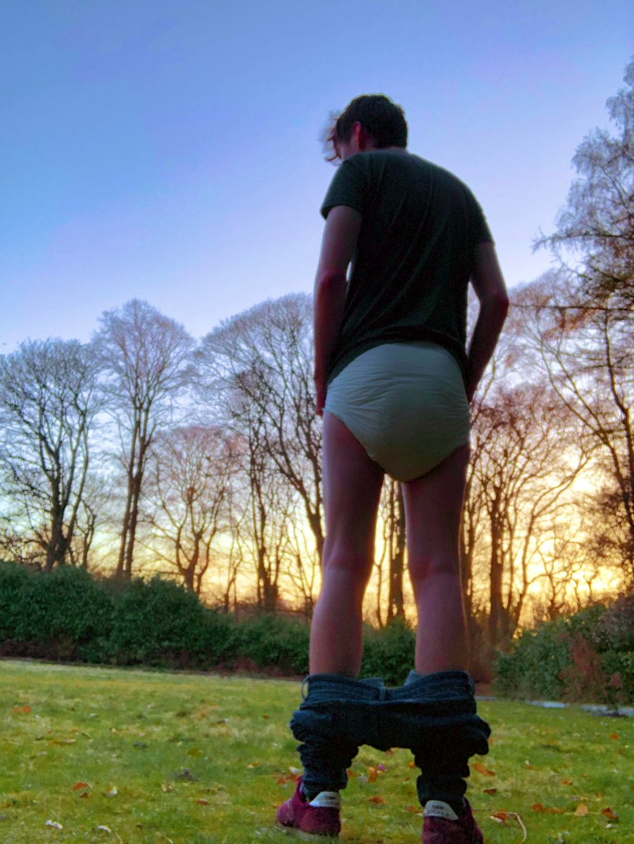 Sunsets, Diapers and the cold fresh Outdoors!🌇

(An older photo I keep coming back to, thinking I should maybe take some more of these?)