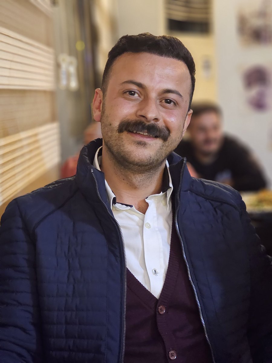 VeyselMotu33's tweet photo. Sonra çekildim bir kenara
Seyrettim olup biteni,
Baktım;
Kim de ben ne kadarım,
Kim ben de ne kadar kalmış diye
Geçen ömrüme bir damla gözyaşı akıttım;
Yarısı "adanmışlıkla" geçmi��
Diğer yarısı "aldanış"  ile..

#ÖzdemirAsaf https://t.co/KaDu1Hanxp