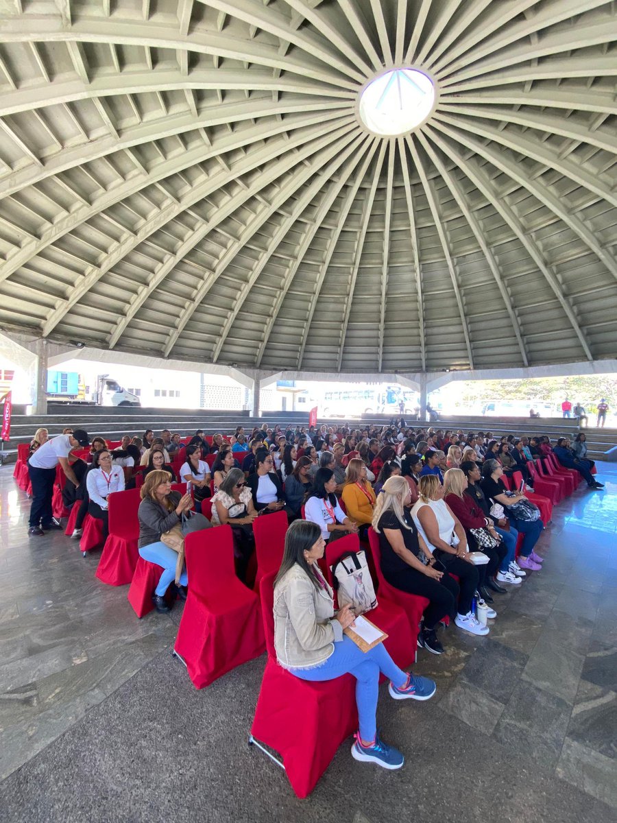 Presidenta del IVSS, <a href="/MagaGutierrezV/">Magaly Gutiérrez Viña</a> presente en la Escuela Venezolana de Planificación para felicitar a los trabajadores del SPNS brindando palabras de apoyo a los mismos y haciendo énfasis en la atención a las necesidades de las personas más vulnerables.