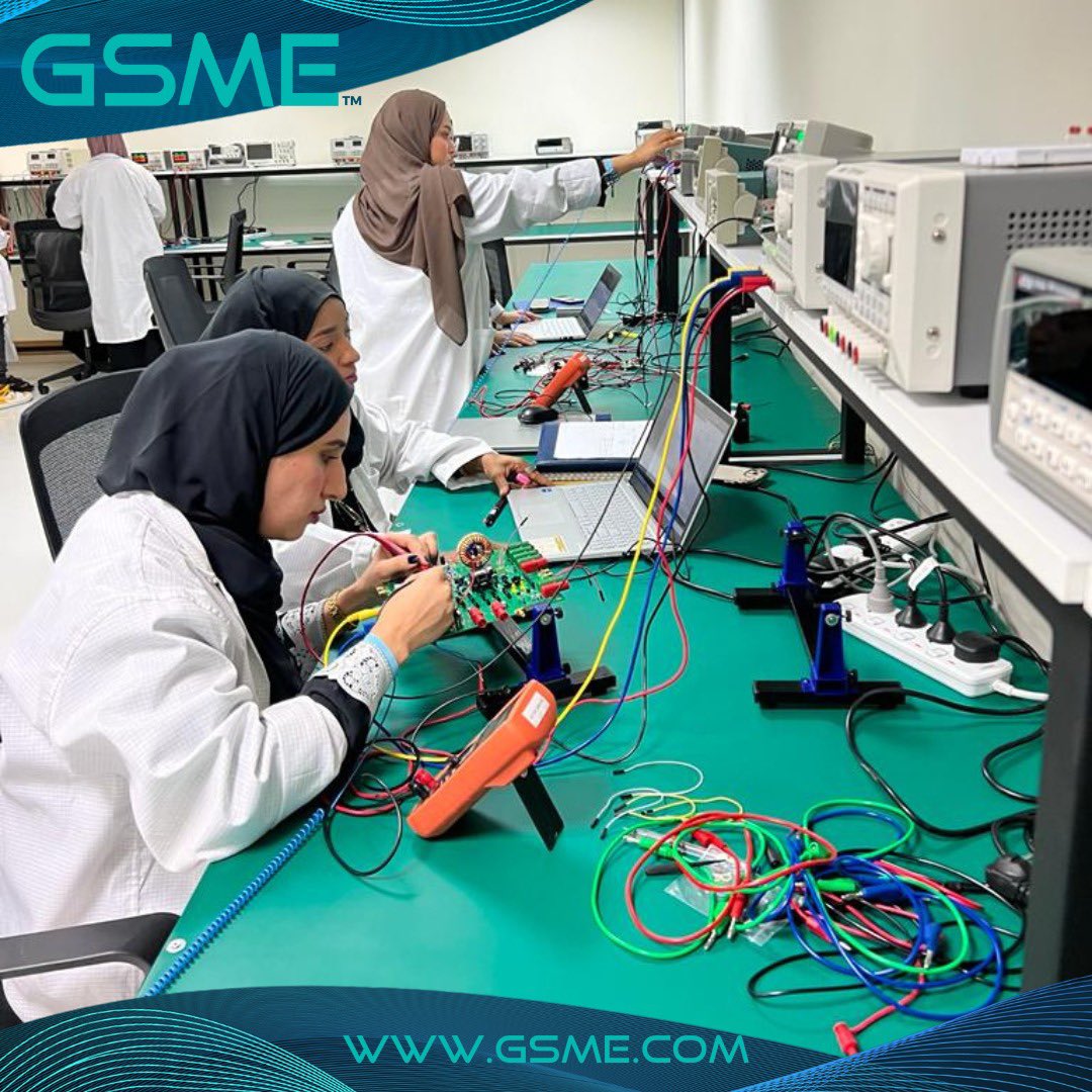 GsmeGlobal's tweet image. A Proud Moment for Oman !
Exciting news as the Oman-1 and Oman-2 chips have officially arrived, marking a significant milestone for our nation. These chips are proudly designed by Omani engineers, were sent for manufacturing last year and are now back. #GSME #omanvision2040