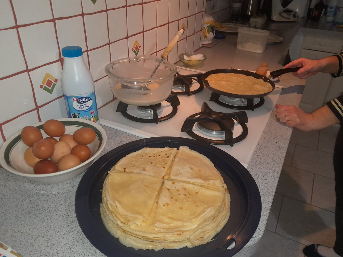 La solidarité s'organise pour les <a href="/JAVendee/">JA de Vendée</a>.  
Sud Vendée, plate-forme U, contrôle de la marchandise des camions en cours. 
Pour les soutenir, fabrication de crêpes maison,  farine bio, œufs du poulailler et lait français. 
<a href="/FrancoisArnoux/">Francois Arnoux</a> <a href="/FNSEA/">La FNSEA</a>
