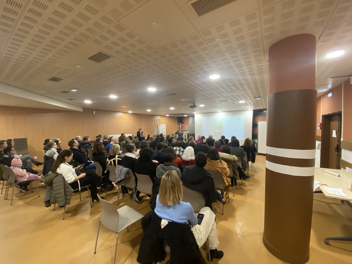 Le collège, et après ? Réunion d’information sur l’orientation destinée aux parents d’élèves de 3e.