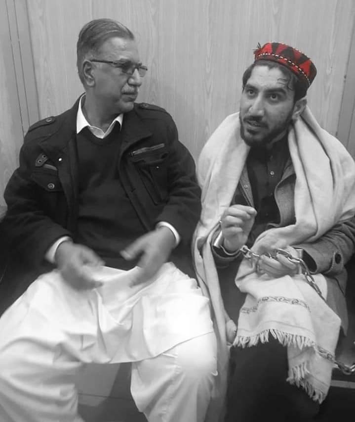 SaimaToorPekai's tweet photo. چې اوس به چرته وي او څنګه به وي
دا خپل بايللي یار خبر نه لرم
#ReleaseManzoorPashteen https://t.co/OVoGmXsHnZ