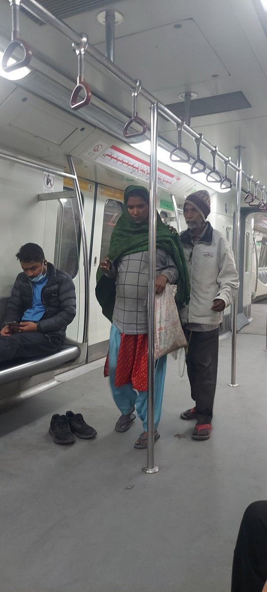 ArtistZahid's tweet photo. These two are begging in Rohini metro 11:13 pm @OfficialDMRC @rohni https://t.co/hWWh3qHgnf