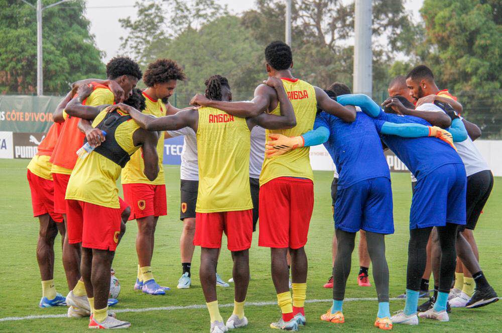 Angolan sports newspaper, Desportos teases Nigeria's Super Eagles ahead of their AFCON Quarter Finals game.

The headline reads, "Preparing the spice to barbecue the Eagles".