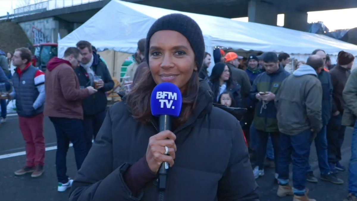 EspritP0litique's tweet photo. 🔴DIRECT🔴

Karine Le Marchand assure, depuis un point de blocage, que "c'est très important d'être là" auprès des agriculteurs qui sont "indignés". #AgriculteurEnColere #BlocusDeParis #ringis