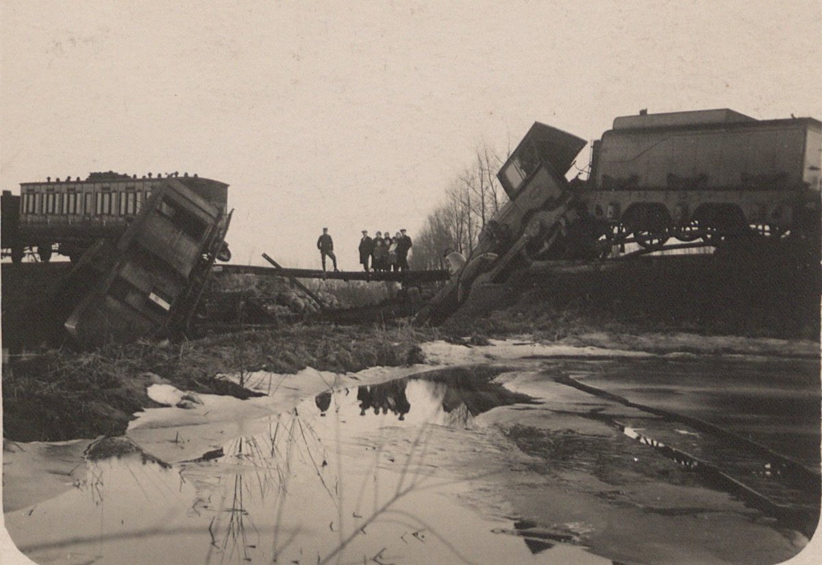 Random train pictures without context tweet media