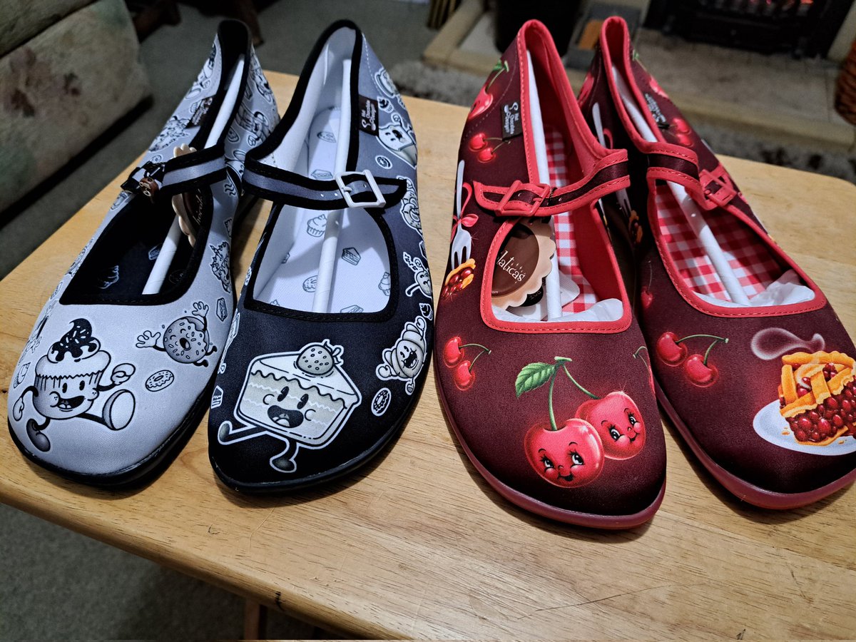 If I can't have cake and pie in real life, I can at least have them on shoes!! Thank you @hotchocolated