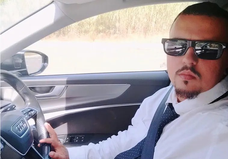 davidsantosvlog's tweet image. Es el héroe del día, se llama Adrián Maldonado y es el conductor de VTC que impidió la noche del viernes que dos MARROQUÍES encapuchados violaran a una chica en Málaga. No la ha salvado el feminismo, ni un punto morado, la ha salvado un hombre.