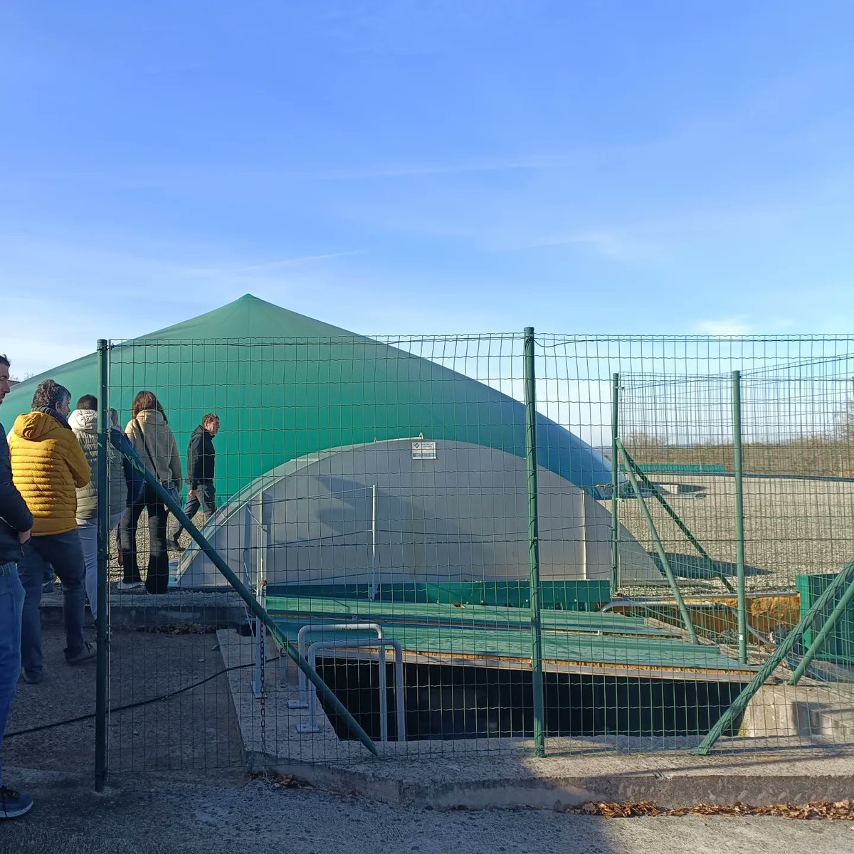 📣 Visitem una planta de biogàs a Sant Bartomeu del Grau per conèixer de primera mà com funciona

ℹ️ La instal.lació, en aquest cas privada, transforma en un procés net i sense fums els residus orgànics en biogàs, energia tèrmica, aigua i fertilitzant per l'agricultura

👇FIL