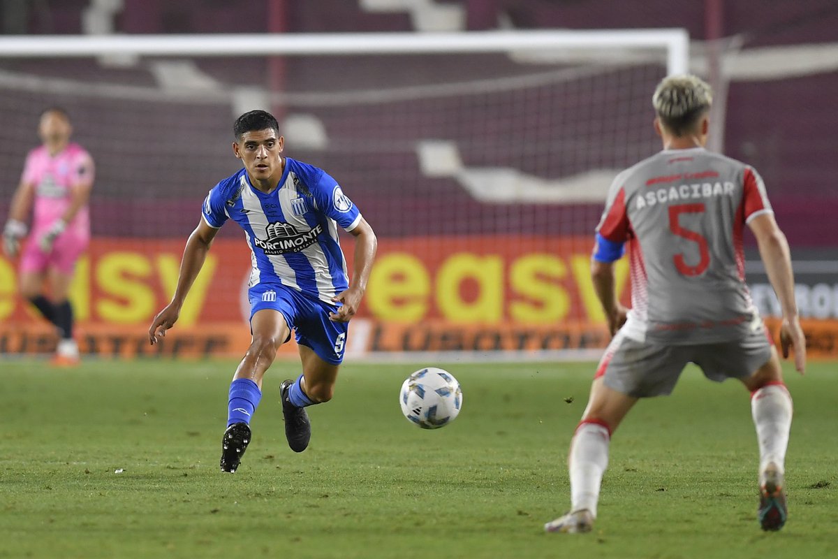 Se come el mediocampo todos los partidos, quita y entrega, juega simple, la tiene clarísima… 🐙

Y a su lado, Santiago Ascacíbar.