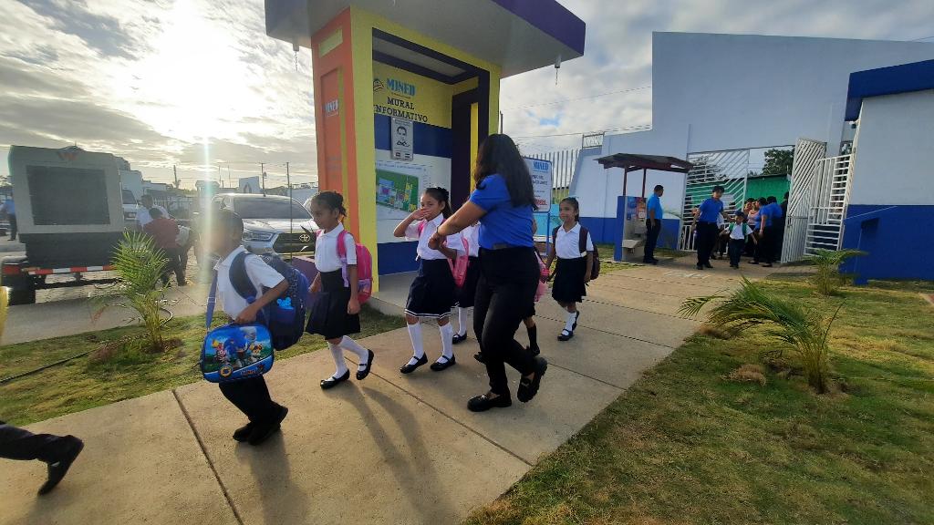 JClarkCenteno's tweet photo. #AClasesEnBendiciónyVictorias, niños de la comunidad Sabana Grande al norte de #Managua regresaron este lunes a clases estrenando colegio nuevo https://t.co/8D7zib3Pme