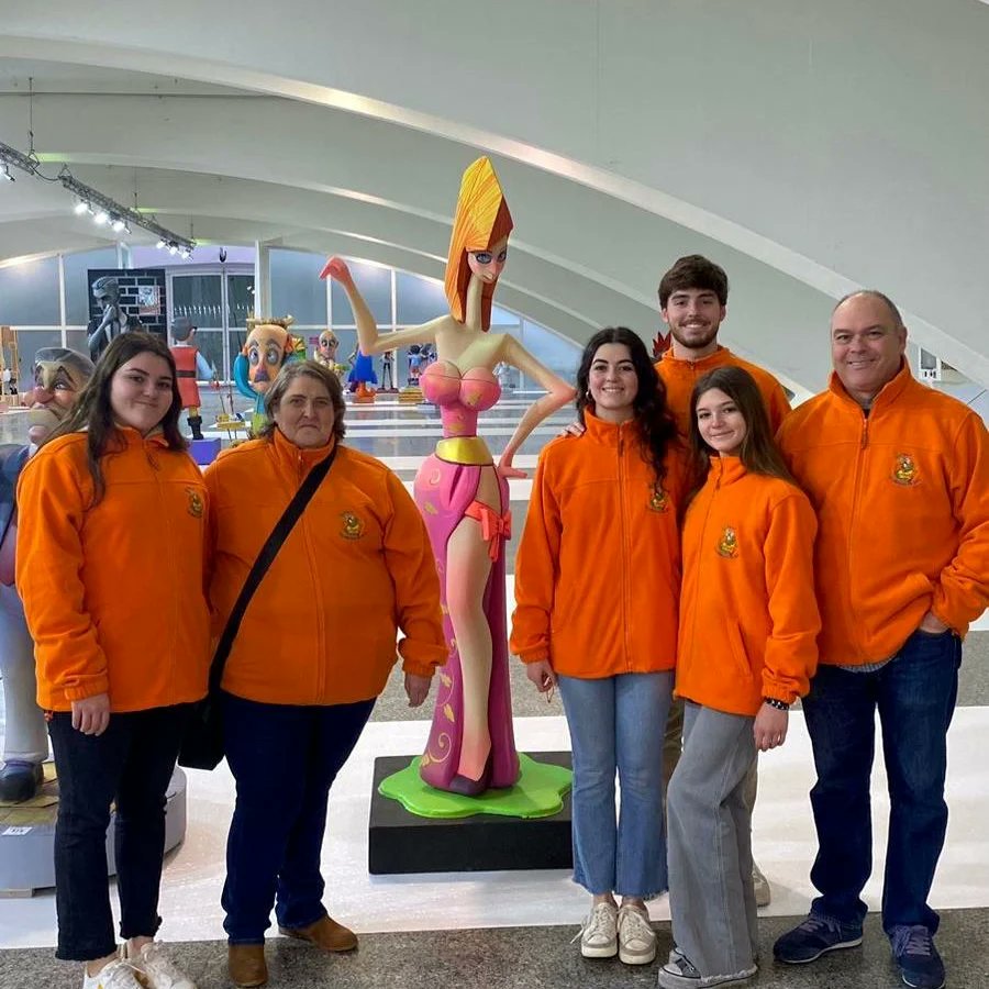 FallaCalabazas's tweet photo. Esta tarde nuestros artistas Pedro Espadero y Alejandro Cano han hecho entrega de nuestros ninots de la mano de nuestros representantes en la Ciudad de las Artes y las Ciencias.

Qué ganas tenemos de ver plantadas ambas fallas en nuestra demarcación!!! https://t.co/1vZhT0wYyI