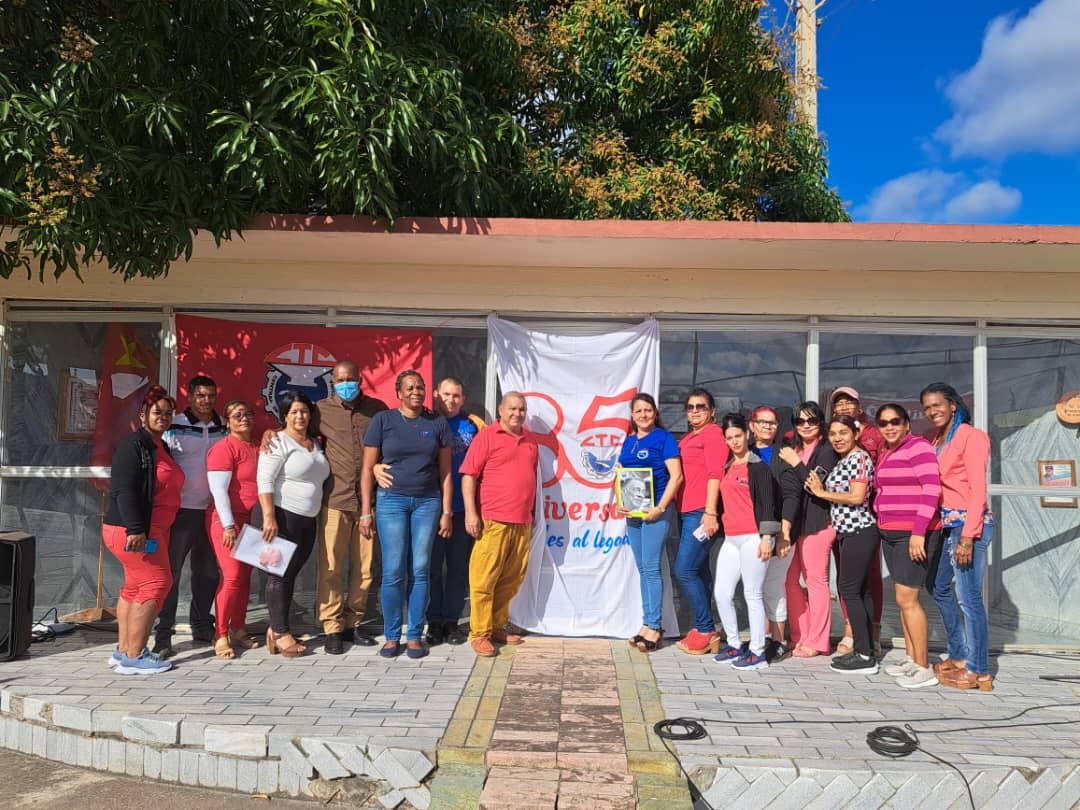 SMTCIE_IJ's tweet photo. La secretaria general de la CTC Yusmary Olivera Pupo en la #IslaDeLaJuventud  hace lectura a la convocatoria XXII congreso CTC en la empresa Mármol Isla  #FielesAlLegado 
#Aniversario85CTC
#SentirP https://t.co/GRENHBDPE8