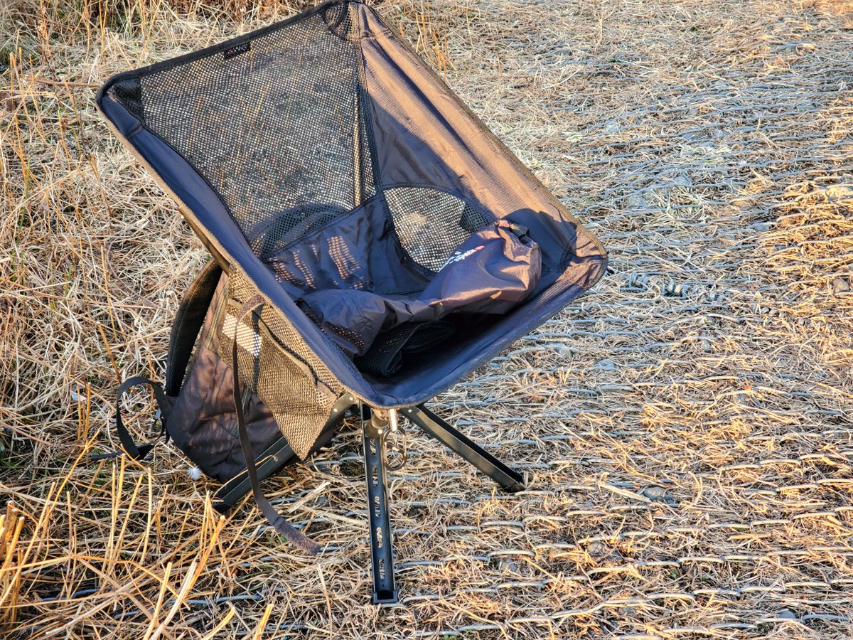 EROTANK's tweet photo. 昨日ようやく届いたCampster2の初張り。ひねって固定からポッチ式(?)になって展開がすごい楽。しっかり安定していて、初代では難しかった足を浮かせる姿勢も可能。一方で初代に比べ大きく重くなった。円高に振れれば色違いが欲しいかも?
#Campster2
#Sitpack https://t.co/twEuXkoirn