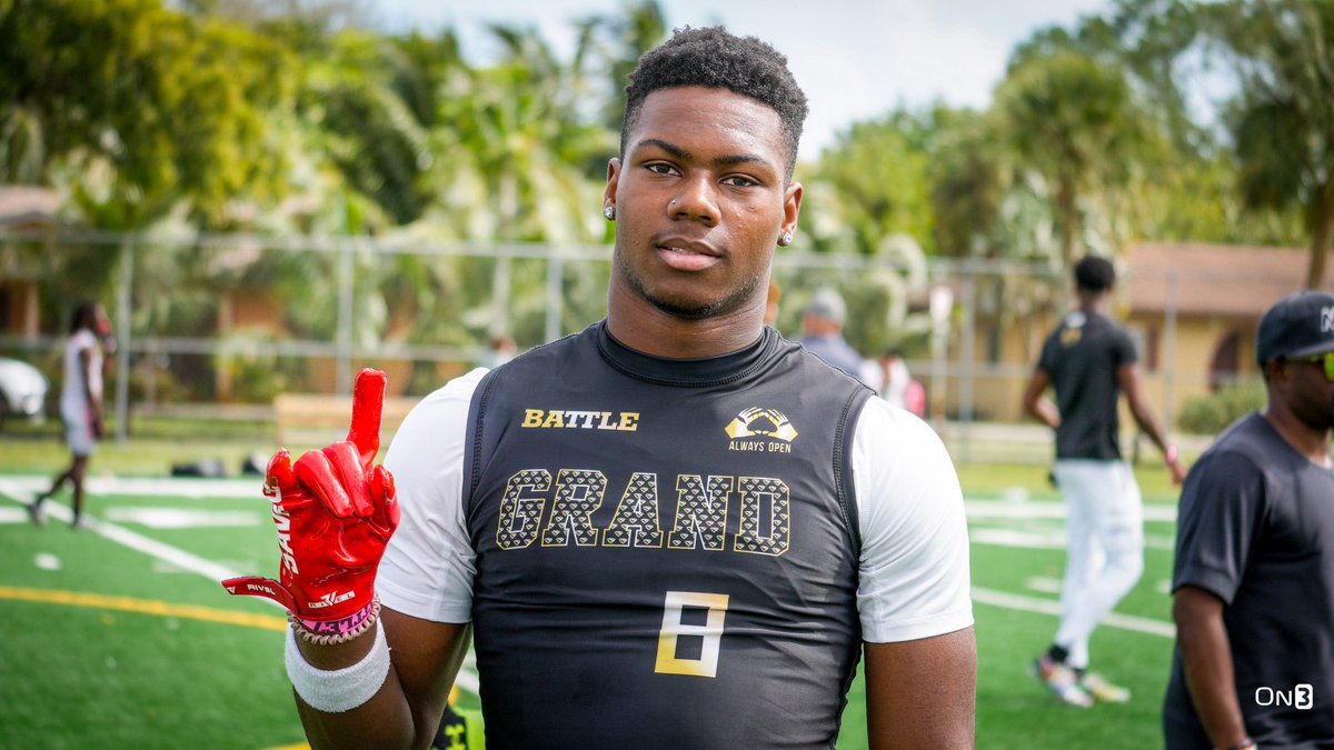 Sam Spiegelman (@samspiegs) on Twitter photo Wisconsin offers 2026 four-star Texarkana (TX) <a href="/TexasHighFB/">Texas High School FB Recruiting Page</a> ATH Tradarian Ball
Profile: on3.com/db/tradarian-b… Wisconsin offers 2026 four-star Texarkana (TX) <a href="/TexasHighFB/">Texas High School FB Recruiting Page</a> ATH Tradarian Ball
Profile: on3.com/db/tradarian-b…