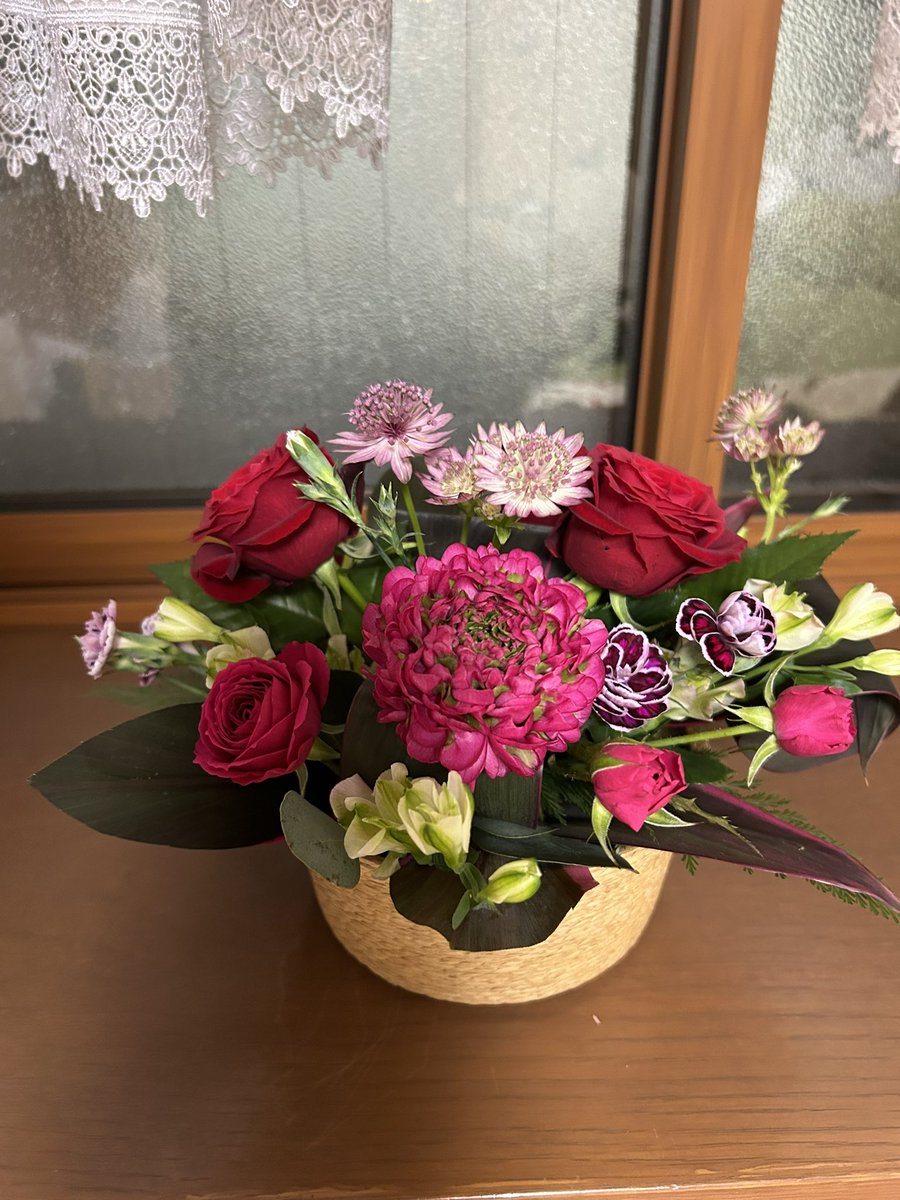 HandCra30158314's tweet photo. 孫ちゃんになかなか会いに行けない。（遠慮している）
その点お嫁ちゃんのお母さんは気楽に会いに行けるからいいなー。
「みてね」に写真をアップしてくれるからうれしいけど🥲

昨日は結婚���念日（忘れていた😅）
夫がルビー婚イメージのアレンジメントを贈ってくれた🥹 https://t.co/TbLSRkd4nD