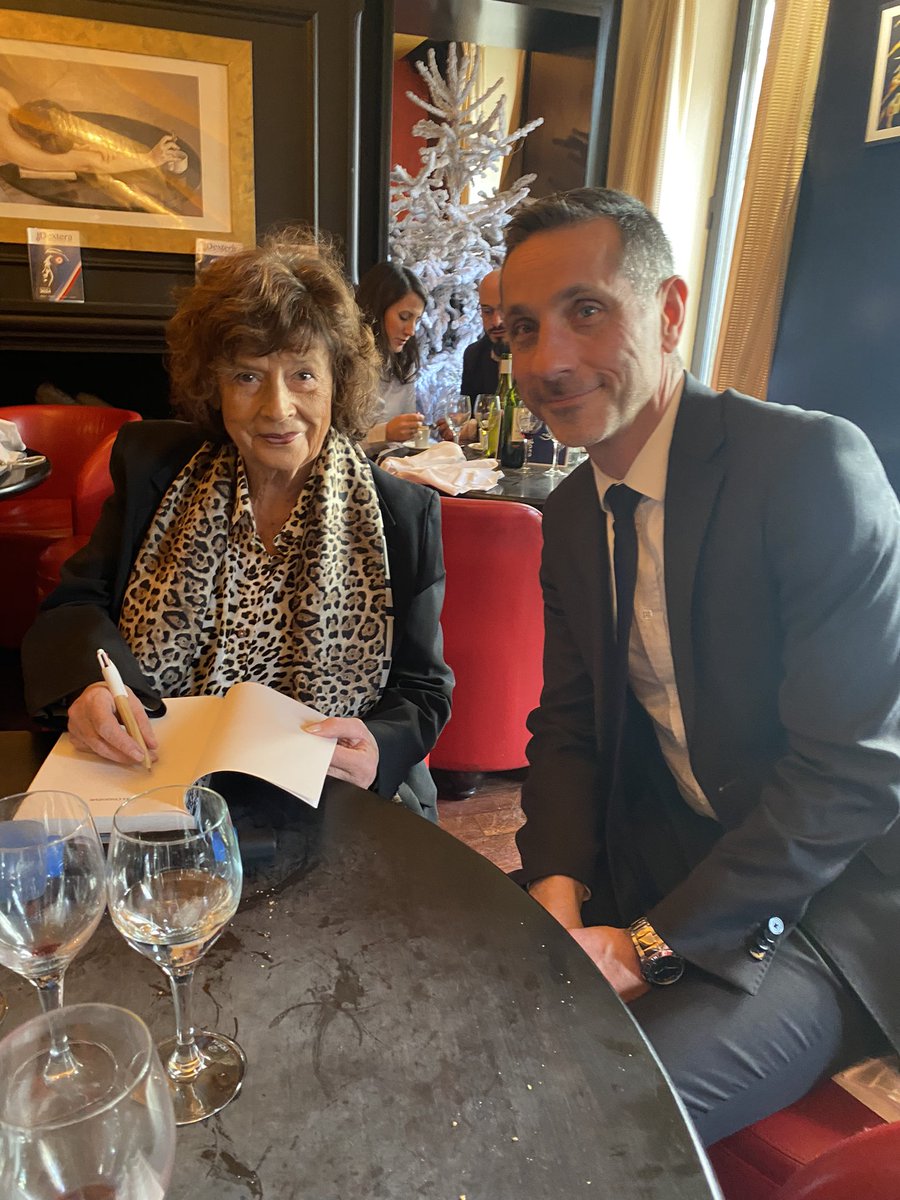 em_Lecomte's tweet photo. @NayCatherine et @cotta_mi invitées de @DEXTERA15 ont présenté leurs livres  « Secrets de vie » et « Ma cinquième ». 
Nous étions très nombreux à écouter avec beaucoup d’attention les récits passionnants et les commentaires avisés de ces 2 grandes voix du journalisme politique. https://t.co/SFlmMuRCF0