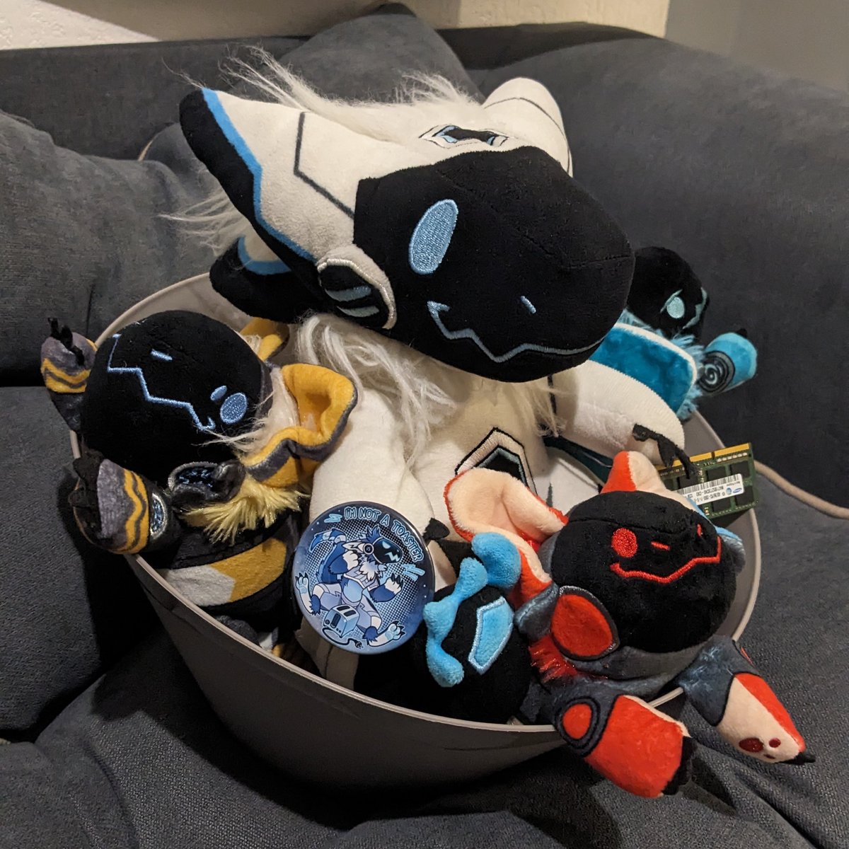 SaladierToaster's tweet photo. Toujours posé et bien entouré OwO
#plush #protogen #primagen #originalcharacter #protobean #saladier https://t.co/YHCrpWP3wm