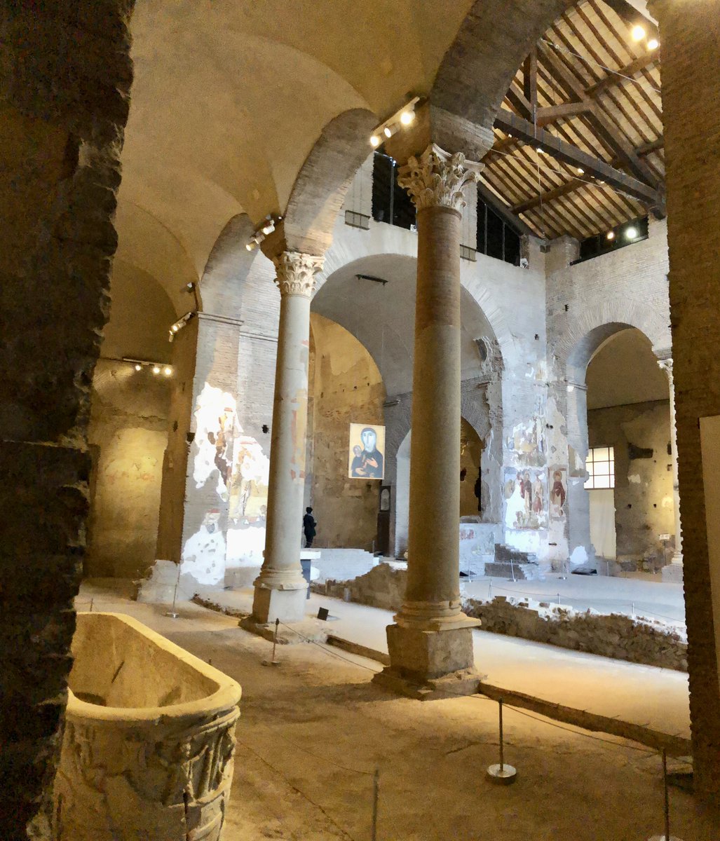 No conocía Santa Maria Antigua en el Foro Romano y es 🔝
Es del s. V y está a los pies del monte Palatino, de hecho se accede a la iglesia por la llamada ”Rampa Imperial”
Es el monumento cristiano más antiguo que tiene el foro y tiene unos murales pintados que son increíbles…..