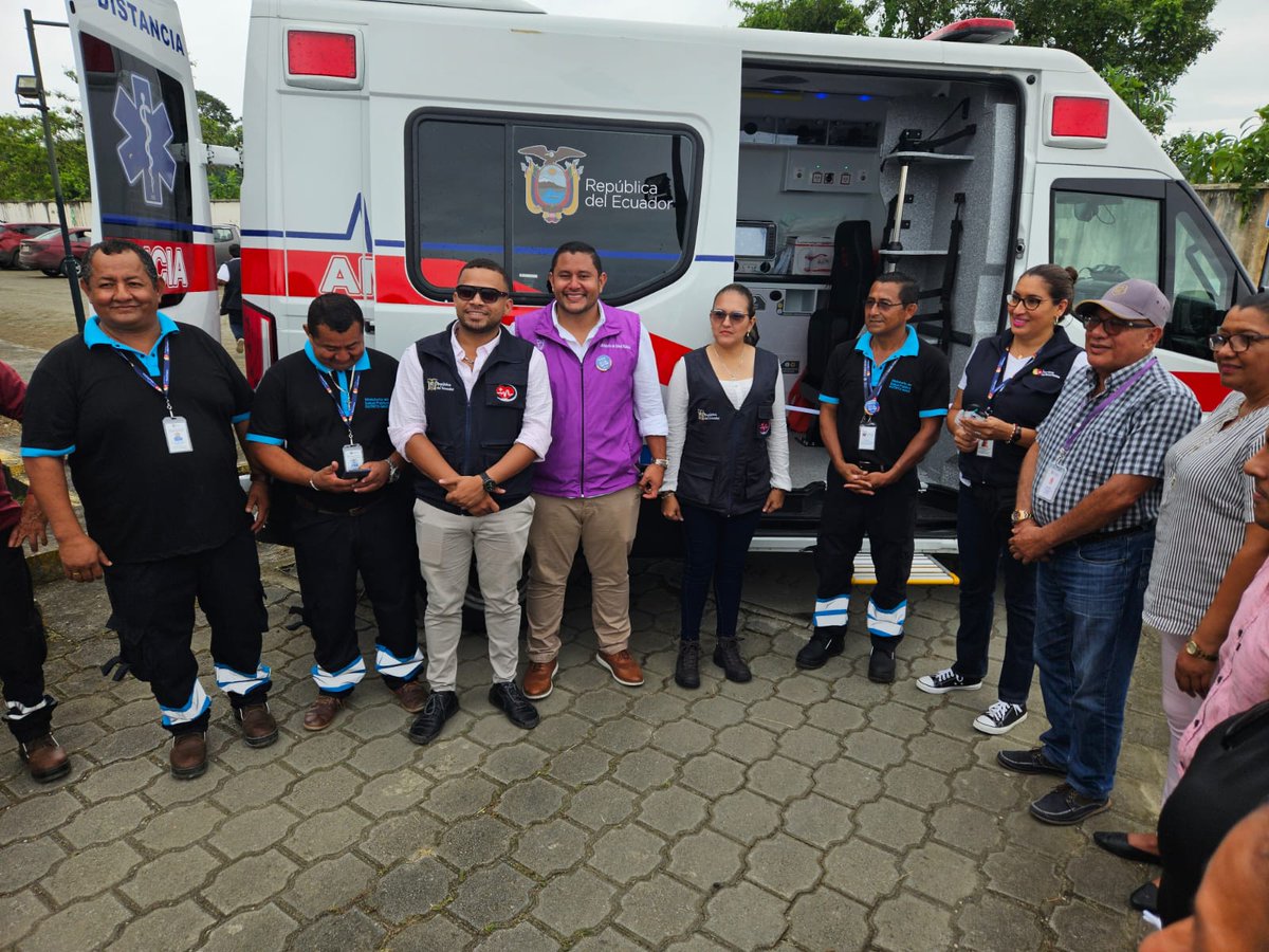 SaludImbabura's tweet photo. #Muisne |  @Salud_Ec y la @SaludCZ1 comprometidos por mantener en buen estado  la salud y bienestar de la
Comunidad que necesitan de una atención de alta calidad entregan ambulancia a Directora del #Distrito08D03 Muisne Atacames, beneficiando a 35.000 habitantes,
#ElNuevoEcuador https://t.co/2pzOn5YGMx