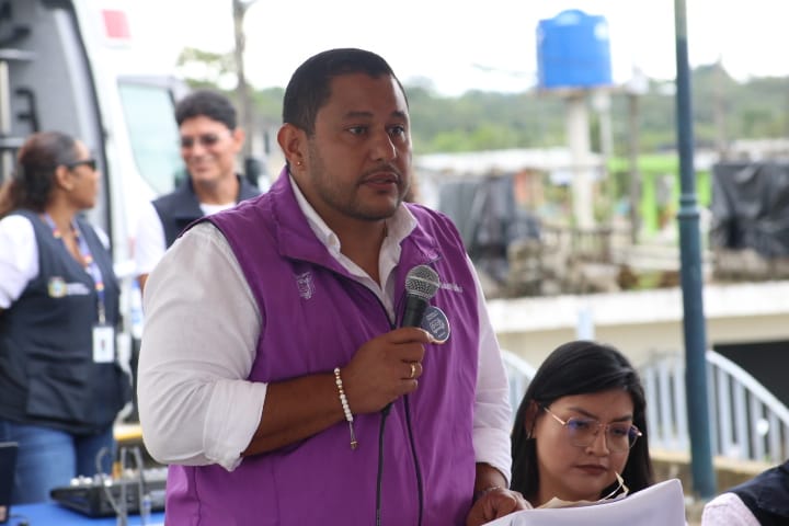 SaludImbabura's tweet photo. #Muisne |  @Salud_Ec y la @SaludCZ1 comprometidos por mantener en buen estado  la salud y bienestar de la
Comunidad que necesitan de una atención de alta calidad entregan ambulancia a Directora del #Distrito08D03 Muisne Atacames, beneficiando a 35.000 habitantes,
#ElNuevoEcuador https://t.co/2pzOn5YGMx