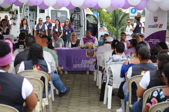 SaludImbabura's tweet photo. #Muisne |  @Salud_Ec y la @SaludCZ1 comprometidos por mantener en buen estado  la salud y bienestar de la
Comunidad que necesitan de una atención de alta calidad entregan ambulancia a Directora del #Distrito08D03 Muisne Atacames, beneficiando a 35.000 habitantes,
#ElNuevoEcuador https://t.co/2pzOn5YGMx